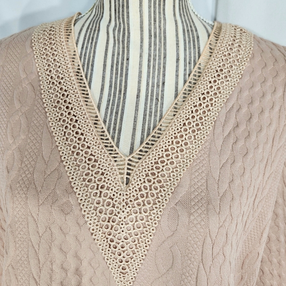 Liofoer Beige & Cream Lace Accent Neckline & Cuffs V Neck Textured Top Sz Large - Picture 2 of 6